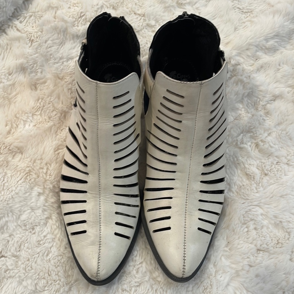 Cyrus Sam Edelman women’s ankle boot black-and-white size 9 1/2